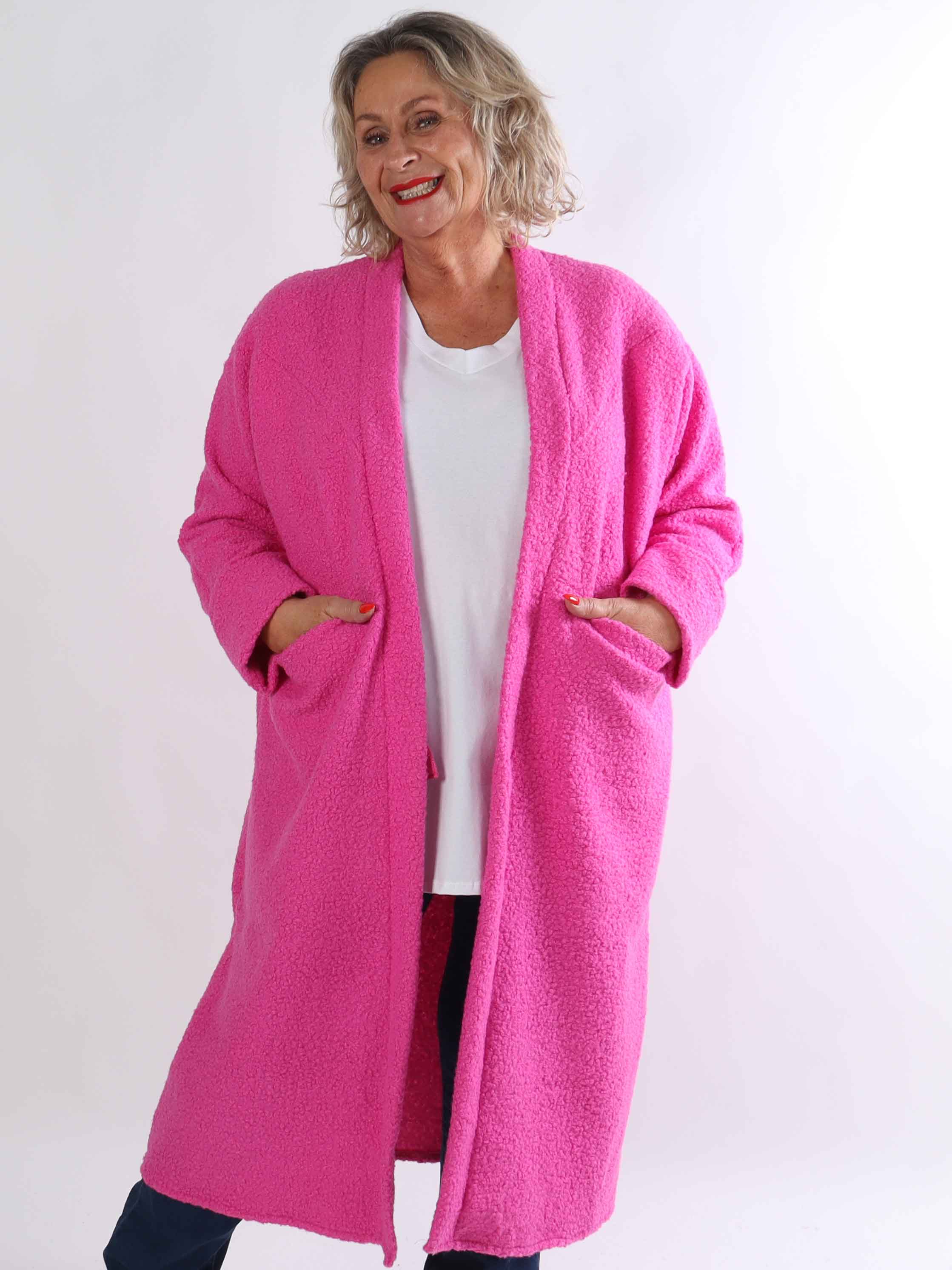 Annah Teddy - Plus size frakke i blødt teddy-stof med tydelige syninger og store lommer